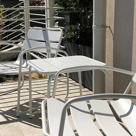 *central Lakeside Apt*swimming Pool & Free Parking Apartmán